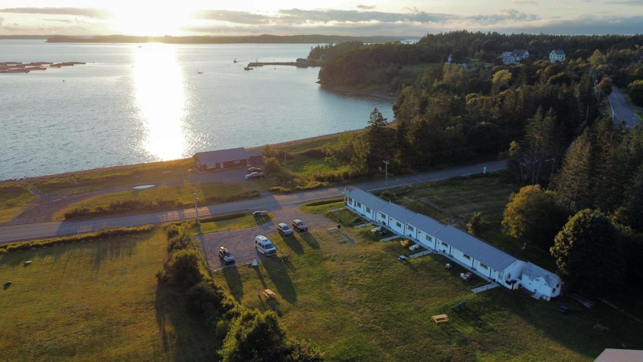 Friars Bay Inn & Cottages Welshpool Eksteriør billede